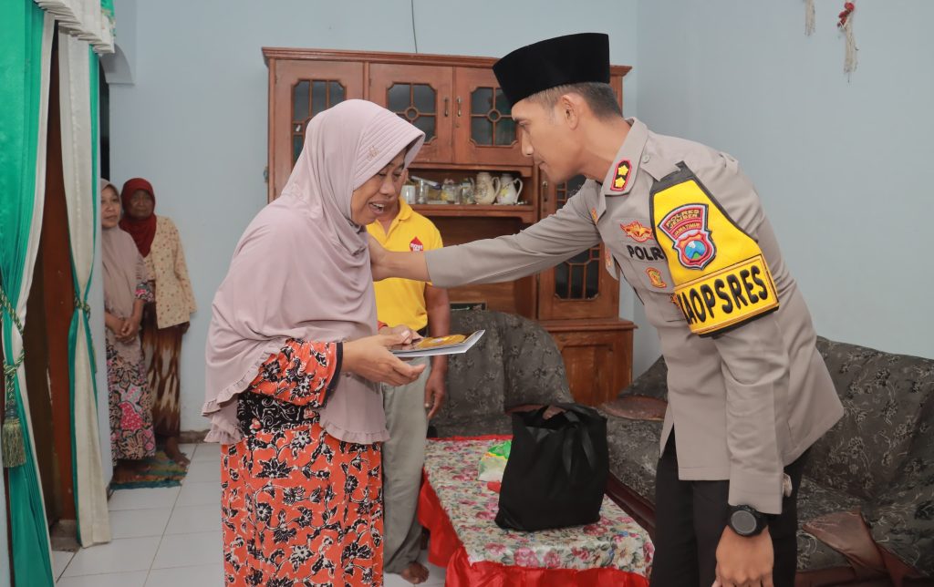 Kapolres Jember Serahkan Santunan Keluarga Anggota Kpps Yang Meninggal