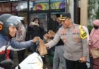 Kapolres Batu Berbagi  Takjil Kepada Pengendara