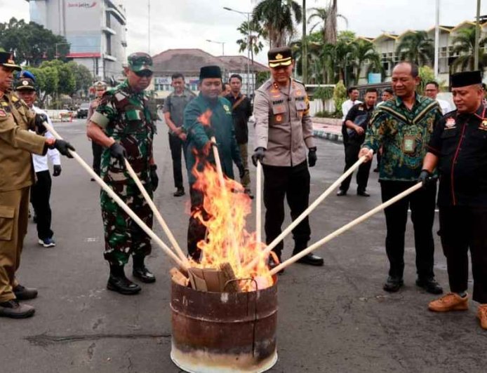 Polres Jember Musnahkan Ribuan Botol Miras Hasil Operasi Pekat di Bulan Ramadhan