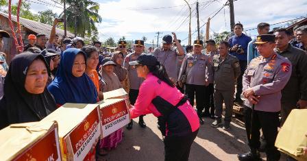 Ketum Bhayangkari Beri Bantuan hingga Hibur Anak-anak Korban Bencana di Tapanuli Tengah