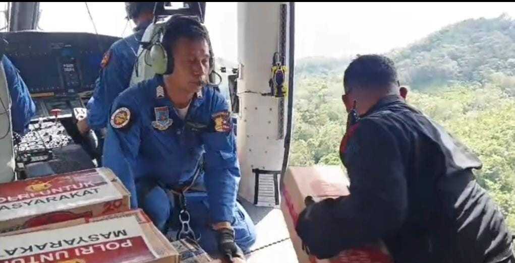 Kapolri Salurkan Bantuan Kemanusiaan ke Aceh Tamiang Melalui Airdrop Akibat Lokasi Masih Terisolir