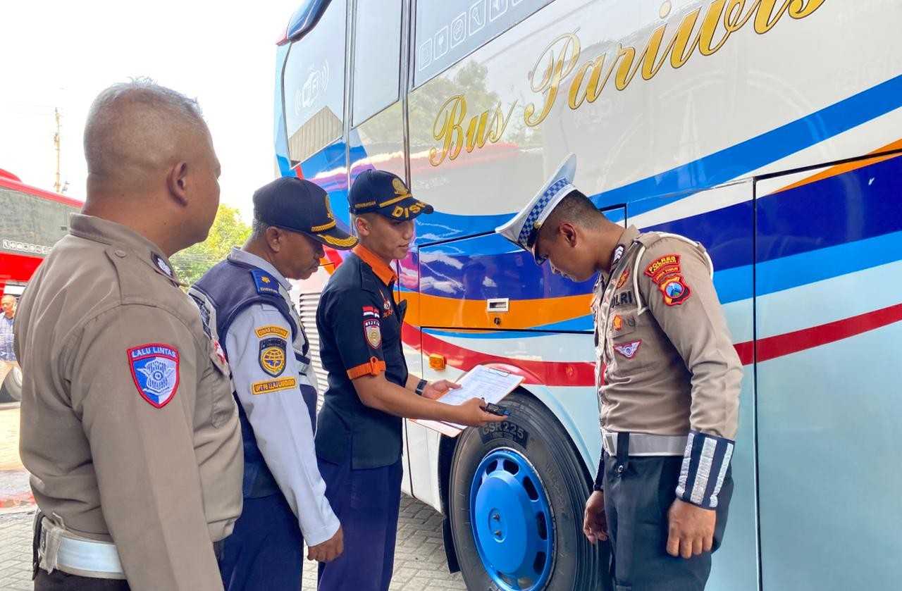 Satlantas Polres Lamongan Dampingi Subdit Kamsel Polda Jatim Lakukan Inspeksi Kelayakan Kendaraan Jelang Nataru