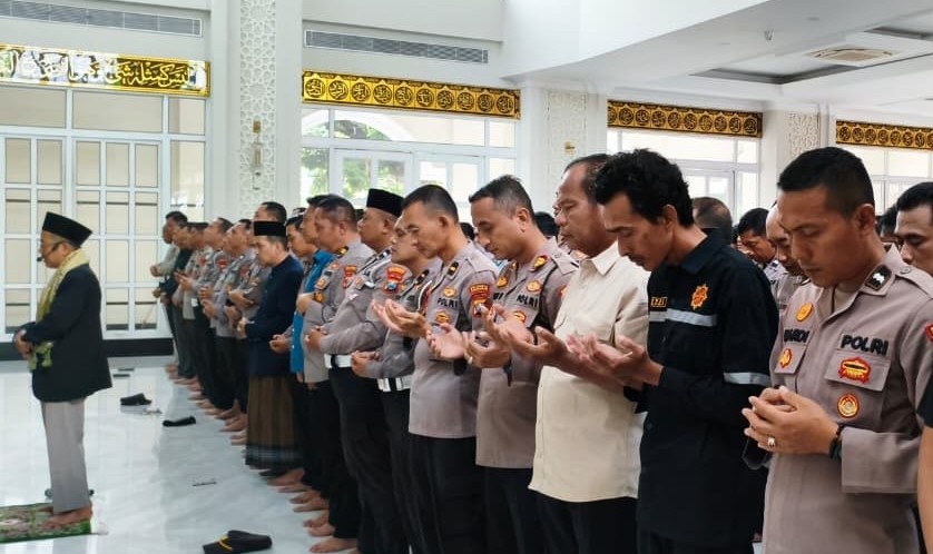 Polresta Sidoarjo Gelar Sholat Ghaib dan Doa Bersama untuk Korban Bencana Aceh Sumatera