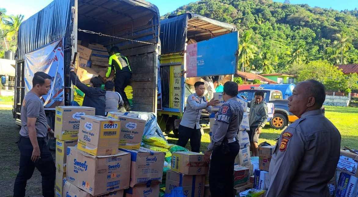 Polri Salurkan Puluhan Ribu Bantuan Logistik untuk Korban Bencana Alam di Sumatera Barat