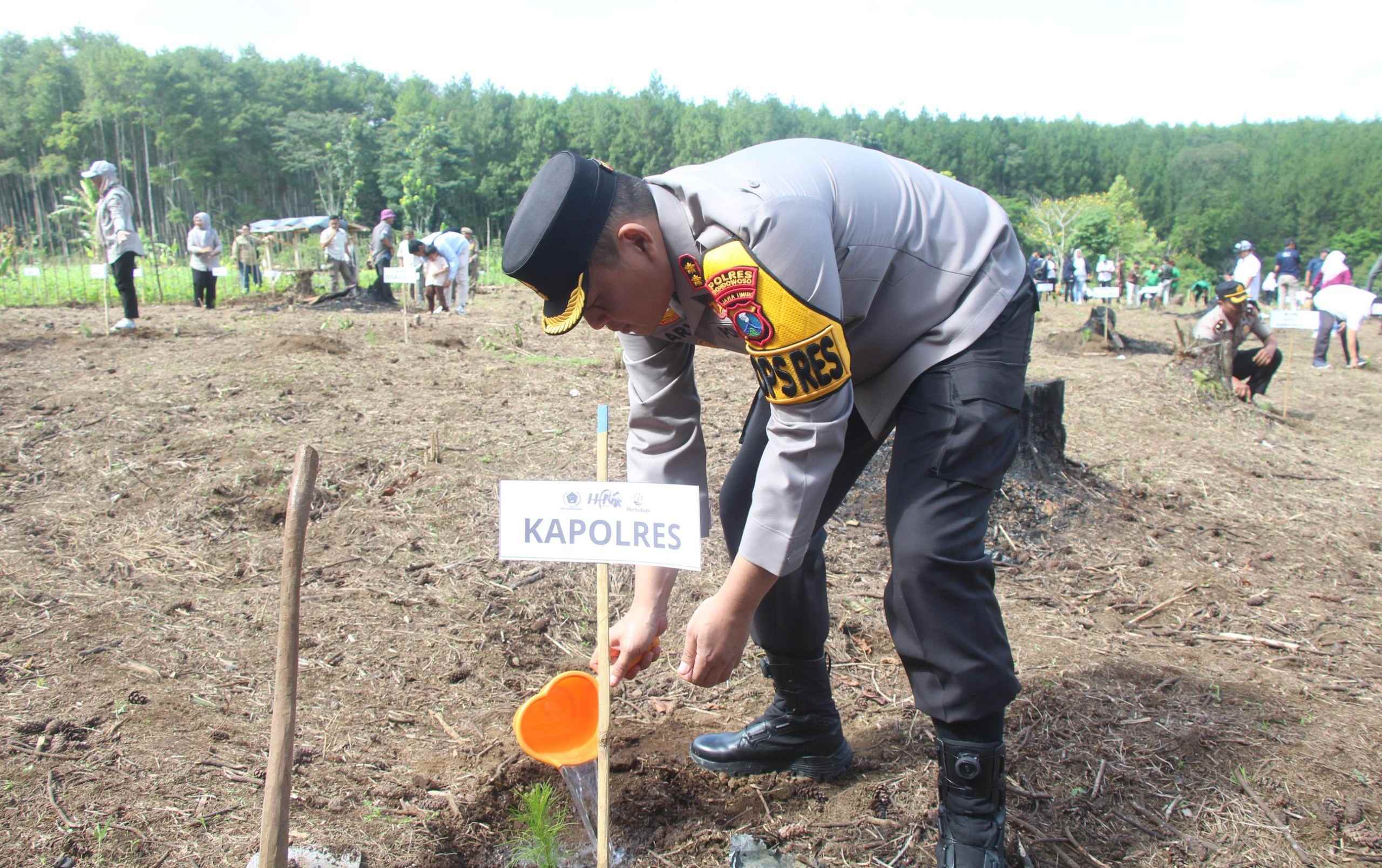 Gerakan Sedekah Oksigen HPN 2026, Polres Bondowoso Tanam 1.000 Pohon