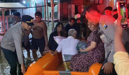 Gerak Cepat Polres Probolinggo Bantu Evakuasi Warga Terdampak Banjir