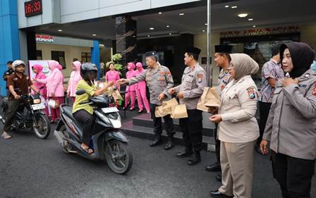 Polres Tulungagung Berbagi Takjil Tebar Kebaikan di Bulan Ramadhan