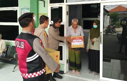 Polres Probolinggo Salurkan Bansos untuk Korban Longsor dan Banjir