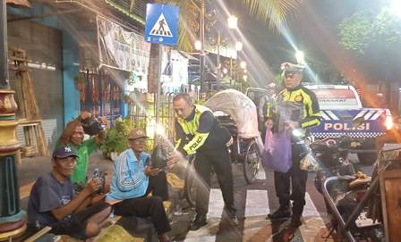 Polres Madiun Kota Patroli Sahur Berbagi Nasi Kotak untuk Warga di Bulan Ramadhan