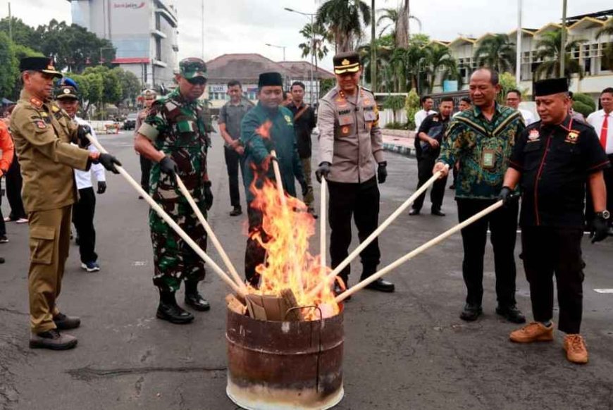 Polres Jember Musnahkan Ribuan Botol Miras Hasil Operasi Pekat di Bulan Ramadhan