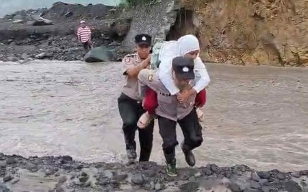 Aksi Heroik Polisi di Lumajang Gendong Siswa SD Seberangi Lahar Dingin Semeru