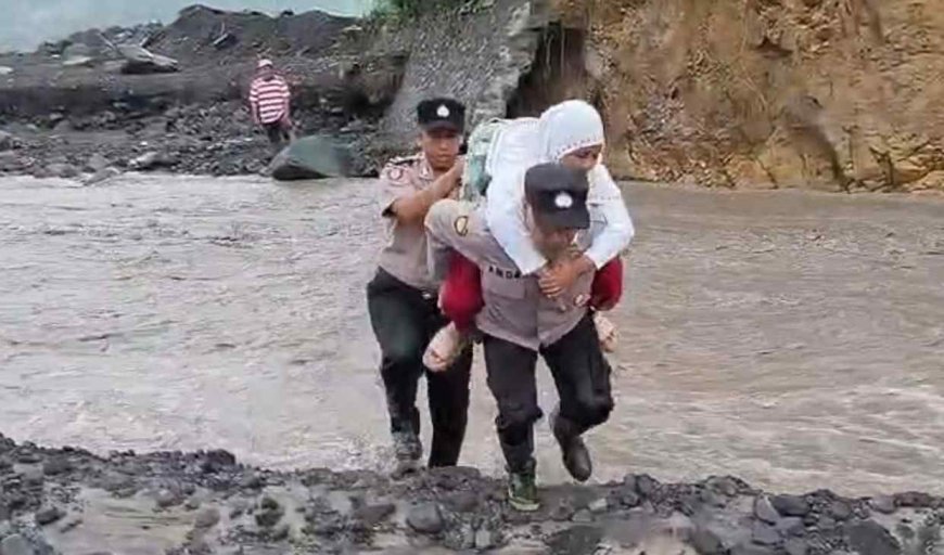 Aksi Heroik Polisi di Lumajang Gendong Siswa SD Seberangi Lahar Dingin Semeru