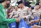 Jalin Silaturahmi di Bulan Ramadhan, Kapolda Jatim Berbagi Takjil kepada Masyarakat
