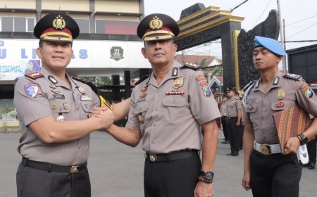 Kapolres Lamongan Beri Penghargaan Anggota dan Warga Berprestasi