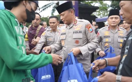 Jalin Silaturahmi di Bulan Ramadhan, Kapolda Jatim Berbagi Takjil kepada Masyarakat