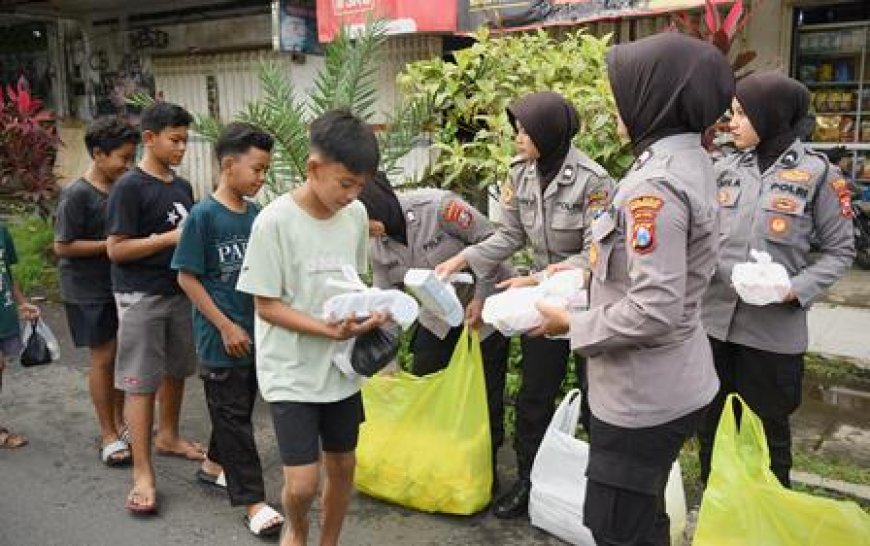 Semangat Ramadhan, Polwan Polres Bondowoso Tebar 500 Takjil di Pasar Induk