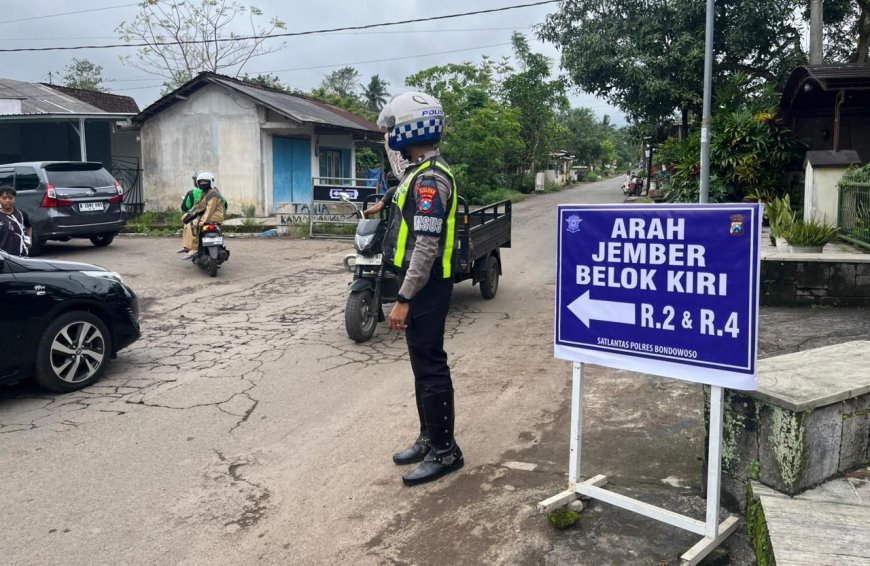 Pasca Putus Jembatan Sukowiryo, Polres Bondowoso Maksimalkan Pengaturan Lalu Lintas