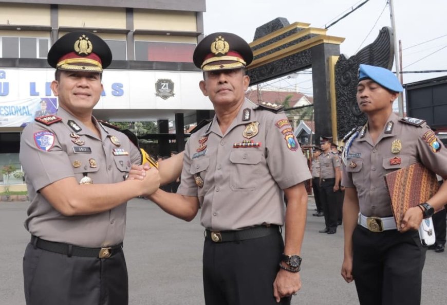 Kapolres Lamongan Beri Penghargaan Anggota dan Warga Berprestasi