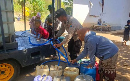 Polres Pasuruan Sulap Mobil Patroli Jadi Pengangkut Air Bersih untuk Warga Terdampak Kekeringan