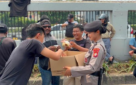 Polwan Sapa Pejuang Aspirasi, Bagikan Makanan dan Minuman di DPR