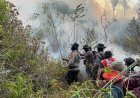 Polres Batu Terjunkan Personel Tangani Karhutla di Gunung Buthak dan Sterilisasi Jalur Pendakian Panderman