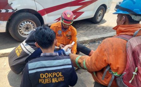 Polres Malang Libatkan Tim Dokkes, Menjaga Napas Para Penjinak Api Karhutla di Lereng Bromo