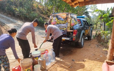 Polres Trenggalek Pasok Ribuan Liter Air Bersih Pakai Mobil Patroli Modifikasi