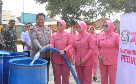 Kapolresta Tuban Didampingi  Ketua Bhayangkari  Berbagi  88.000 Liter Air Bersih untuk Masyarakat