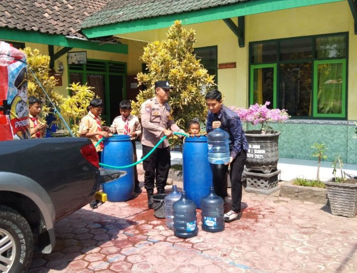 Patroli Gentong Polres Trenggalek Salurkan Air Bersih untuk Sekolah dan Tempat Ibadah