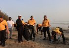 Green Policing : Polresta Tuban Bersihkan Sampah dan Tanam 200 Cemara di Pantai Jenu