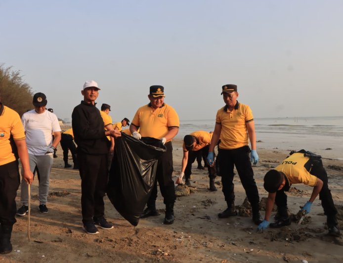 Green Policing : Polresta Tuban Bersihkan Sampah dan Tanam 200 Cemara di Pantai Jenu