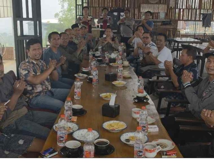 Kapolsek Pacet Polres Mojokerto Gelorakan Tertib Berlalu Lintas  Pengemudi Truk Tangki Air