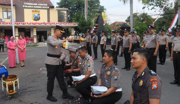 Kapolres Kediri Kota Gelar Upacara Kenaikan Pangkat Periode 1 Juli 2024